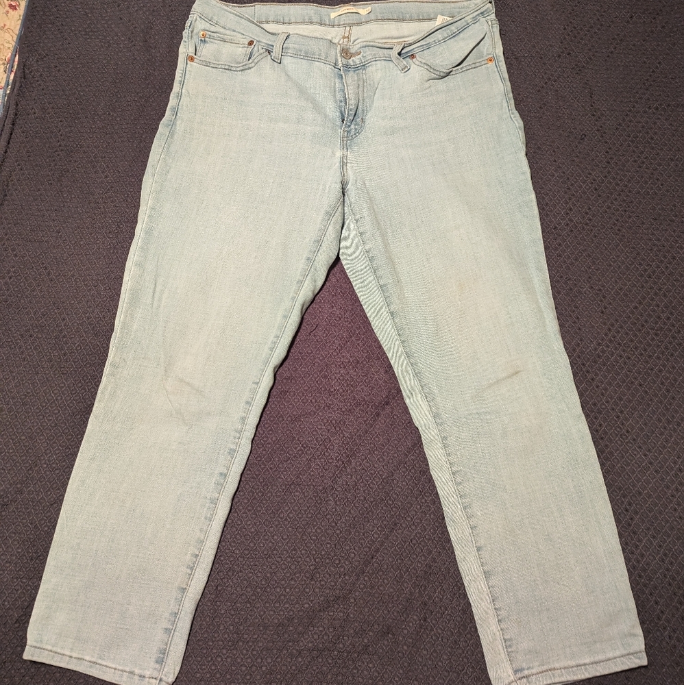 LEVI Capri Jeans.  BOYFRIEND Fit.  Size 32.  Light blue denim.